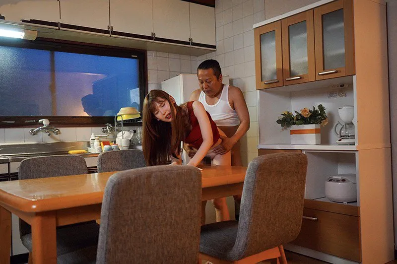 Bé con bị chồng yêu mới của mẹ nện mỗi ngày, cho dù đã có người yêu